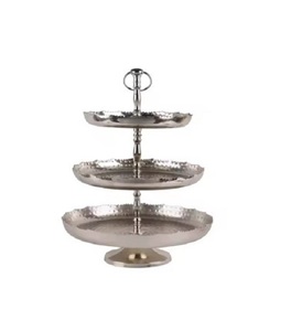 Support de gâteau en métal argenté poli idéal pour les vitrines de boulangerie d'anniversaires de mariages et les moments de coupe de gâteau - Product Image 2