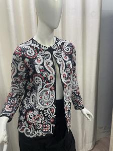 Veste en toile tissée matelassée noire à manches longues avec broderie florale et boutons pour femme, idéale pour l'automne et l'hiver - Product Image 2