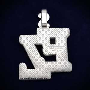 Colgante EZ Personalizado de Oro de 14K con Moissanita de Corte Baguette Engastada en Canal, Regalo Unisex - Product Image 2