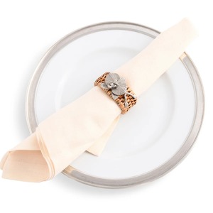 Anneau de serviette en rotin de qualité supérieure avec fleur argentée décorative pour table à manger moderne, cuisine et présentation fonctionnelle en provenance d'Inde - Product Image 1