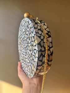 TIMELESS CRAFT Pochette en nacre artisanale, forme naturelle, taille personnalisée, sac de tous les jours, sac de soirée, chaîne dorée, écologique, luxe moderne - Product Image 2