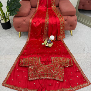 Hermoso Sari de diseñador con trabajo de hilo y secuencia - Product Image 3