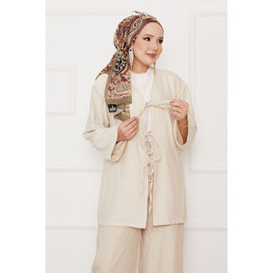 Ensemble de costume pour femme en coton 100% respirant, beige, coupe ample, avec fermeture à nouer sur le devant - Product Image 2