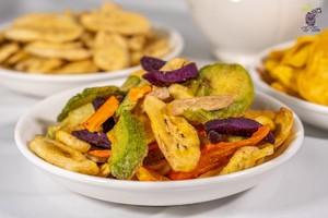 Mezcla de Verduras Secas en Rodajas, Coloridas: Zanahoria, Calabacín, Pimiento, Patata Morada, en Paquete Grande para Aperitivos, de Vietnam - Product Image 2