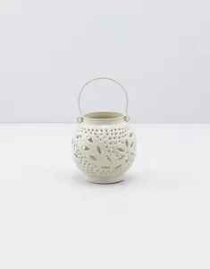 Farol de Metal con Diseño Intrincado de Calado, Perfecto para la Decoración del Hogar Durante el Mes Sagrado de Ramadán - Product Image 1