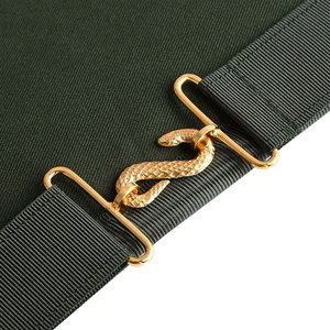 Tablier maçonnique vert fait main avec broderie de croix centrale blanche, franges dorées, forme rectangulaire, accessoire artisanal textile - Product Image 5