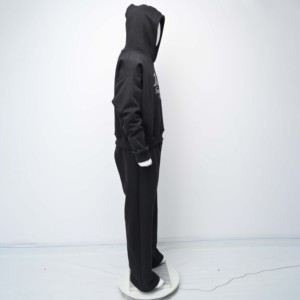 Conjunto de ropa urbana de alta gama con la colección First Day Out (DOA) de First Day Out Apparel, que incluye una sudadera con capucha negra y pantalones deportivos, ofrece un estilo limpio. - Product Image 2