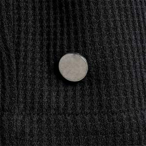 เสื้อเชิ้ตสีดำแบบสบายๆสร้างขึ้นด้วยผ้าเนื้อสัมผัสระดับพรีเมียมและเน้นชายเสื้อที่ละเอียดอ่อนสำหรับสไตล์ลำลองที่ทันสมัย - Product Image 4