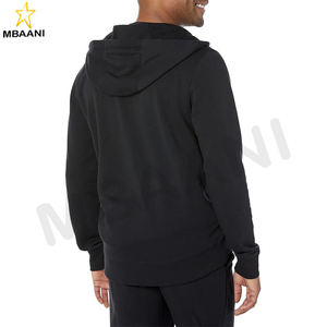 Una prenda clásica imprescindible para el día a día, esta sudadera con capucha es informal y cómoda. - Product Image 2