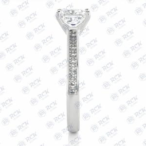 Anillo de moissanita solitario de corte princesa TCW 2,30 para mujer, anillo de amor de banda de regalo de aniversario y cumpleaños acentuado - Product Image 5