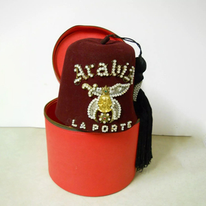 Sombrero Fez Shriner de Fieltro Borgoña Arabia La Porte con Estuche, Sombrero Masónico de Alta Calidad, Personalizado, Más Vendido - Product Image 1