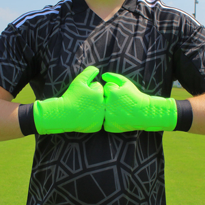 Vente en gros de gants de gardien de but de football en latex et PU confortables protection des mains personnalisée pour le sport paire de gants de football à bas prix - Product Image 2