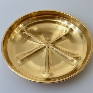 Assiette de présentation décorative en aluminium de luxe avec trois compartiments ronds en finition or antique pour le dîner. - Product Image 4