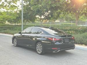 Nouveau/Occasion 2023 LEX-US ES350 3.5 Turbo Diesel Manuelle 4x4 Automatique Toit ouvrant Sièges en cuir foncé 6 places 24000km 360 Alliage d'aluminium - Product Image 3