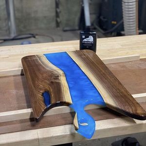 Tabla de cortar de resina con revestimiento liso de resina y patrón de madera natural hecha a mano para servir postres aperitivos y sándwiches - Product Image 1