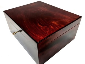 Caja de almacenamiento de madera de tilo estilo amor ecológica grande y elegante, acabado pulido de color caoba oscuro bloqueable por Crescent Crafts - Product Image 5