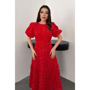 Robe midi florale rouge à la coupe trapèze, taille naturelle, manches longues, élégante pour les fêtes - Product Image 3
