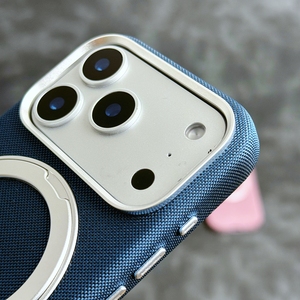 เคสโทรศัพท์หนังสีดำลายเท็กซ์เจอร์ OEM ODM พร้อมวงแหวนโลหะสำหรับยึดกล้องและขาตั้ง สำหรับ iPhone 18 17 16 15 Pro Max - Product Image 2