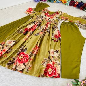 Dernier Designer Chinon Soie Broderie Travail Anarkali Kurti Set Par FabZone - Product Image 3