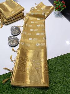 Sarees en soie de brocart noir sur mesure avec imprimé de couleur or idéal pour les créateurs de robes et les magasins de vêtements pour la revente - Product Image 2