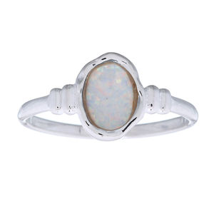Bague en argent avec opale blanche ovale irrégulière et éclatante - Product Image 2