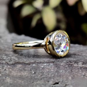 Gros diamant rond étincelant taillé en brillant dans une bague de mariage et de fiançailles en or 10 carats cultivés en laboratoire pour femme - Product Image 5