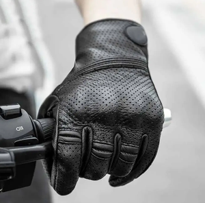 Gants de moto en cuir légers de haute qualité pour la conduite d'été avec un design flexible et respirant - Product Image 6