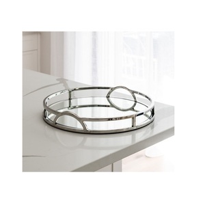Élégant plateau en métal miroir idéal pour mettre en valeur des objets décoratifs dans les maisons modernes et vintage - Product Image 1