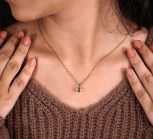 Collier pendentif solitaire en or jaune 14 carats avec diamant de laboratoire taille émeraude de 1 carat, serti à griffes, certifié IGI, chaîne de 16,5 pouces |   Fini - Product Image 5