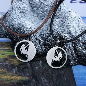 Collier pour homme en acier inoxydable avec pendentif rond creux en forme d'escalade, bijoux d'escalade, cordon en cuir épais - Product Image 3