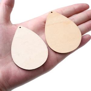 La surface en bois est décorée de décorations faites à la main en forme de larme lisse avec des couleurs secondaires pour personnaliser le décor - Product Image 3