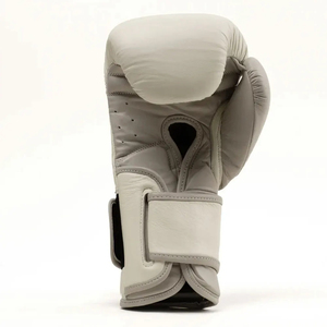Gants de boxe en cuir MB personnalisés en gros, couleur contrastée blanc/gris clair, fermeture à boucle en cuir PU, gants d'entraînement - Product Image 5