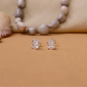 Boucles d'oreilles clous en argent avec perle et diamant taillé pour femme - Product Image 3