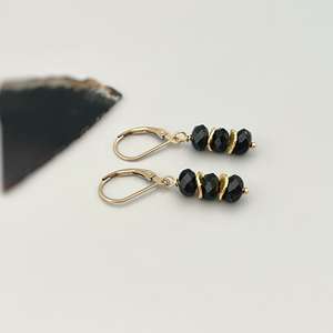 Vente en gros de boucles d'oreilles pendantes en argent sterling 925 de créateur, tourmaline noire brute, pierre précieuse naturelle plaquée or, cadeau de bijouterie en vrac - Product Image 1