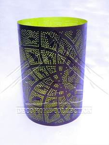 Portavelas de Estilo Nórdico en Negro Mate y Verde Lima, Lámpara Votiva de Malla Metálica Industrial, Contenedor de Velas Abstracto con Orificios Perforados - Product Image 3