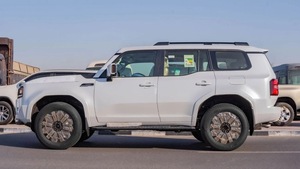 Toyota Land Cruiser Prado 2025, 2.4L Turbo, Transmisión Automática, Gasolina, con Radar y Techo Panorámico - Product Image 4