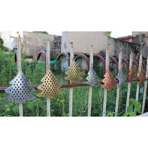 Juego de 100 Piezas de Adornos Navideños de Metal Reciclado, Decoraciones para Árbol de Navidad Cortadas con Láser, Adornos Festivos Únicos para Oficina - Product Image 1