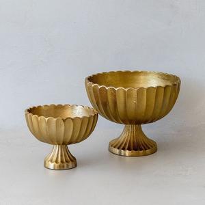 Bol de service de luxe en aluminium avec design de piédestal moderne en finition métallique et extérieur texturé - Product Image 6