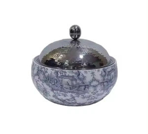 Marmite décorative isolée à double paroi gaufrée avec casserole en métal plaqué or, idéale pour réchauffer les aliments. - Product Image 2