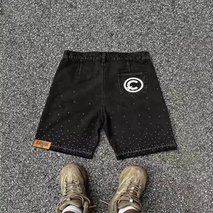 Pantalones cortos vaqueros desgastados con logotipo bordado personalizado para hombre, pantalones cortos vaqueros Vintage con borde cortado y dobladillo crudo, apliques de diamantes de imitación, bonitos Vintage - Product Image 5