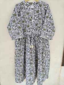 ชุดเดรสผ้าฝ้ายธรรมชาติอินเดียสำหรับผู้หญิง ลายพิมพ์ป่าไม้แบบแฮนด์บล็อก เหมาะสำหรับร้านบูติกและราคาขายส่งจำนวนมาก - Product Image 2