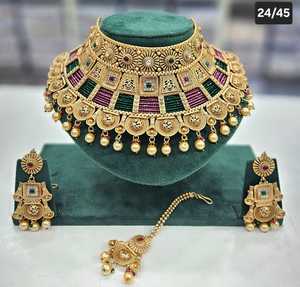 Ensemble de bijoux de mariée gracieux avec boucles d'oreilles collier ras du cou et design exquis Maang Tikka pour mariage et événements traditionnels - Product Image 4