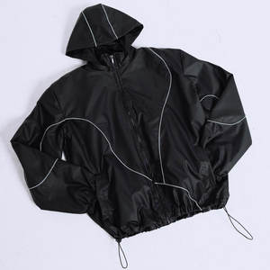 Fabrication sur mesure, combinaison de jogging brodée patchwork, veste zippée en polyester 100% et pantalon en nylon, ensemble coupe-vent - Product Image 4