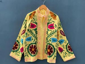 Chaqueta Corta Festiva de Invierno con Bordado de Terciopelo Suzani |   Abrigo Suzani para Mujer |   Chaqueta Suzani de Terciopelo, Abrigo de Tela de Algodón Suzani - Product Image 4