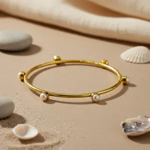 Brazalete de Mujer Chapado en Oro con Detalles de Perlas, Joyería - Product Image 1