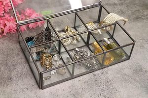 Boîte en verre conique de stockage de bijoux à 6 compartiments magnifiquement fabriquée à la main en verre et métal de haute qualité pour la décoration intérieure - Product Image 6