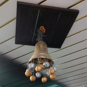 Campanas de Viento Modernas de Hierro Pintado, Jhumar Colgante de 30 mm, Decoración Dorada y Plateada con Brillantina, Campanas de Navidad para Árbol de Navidad - Product Image 1