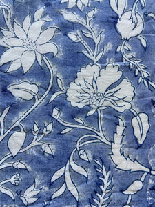 Tela de Algodón Estampada a Mano en Azul Índigo con Diseño Botánico Floral Blanco - Product Image 5