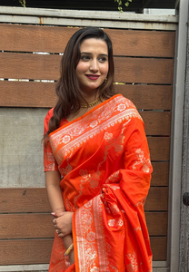 Sari de Seda Suave Banarasi Naranja, Tejido Tradicional con Zari para Festivales y Bodas, Ropa de Boda con Intrincado Tejido de Zari - Product Image 4
