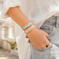 Bracelets d'amitié bohèmes personnalisés en gros, faits à la main, en tissu, avec perles, broderies et pompons, pour femmes